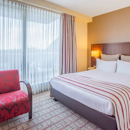 Crowne Plaza By Ihg Szálloda