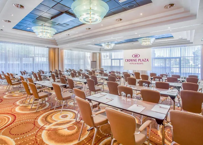 מלון Crowne Plaza By Ihg