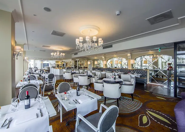 Crowne Plaza By Ihg מלון