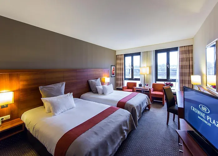 מלון Crowne Plaza By Ihg 4*