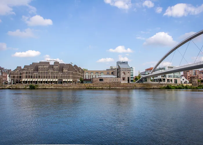 Crowne Plaza By Ihg מלון